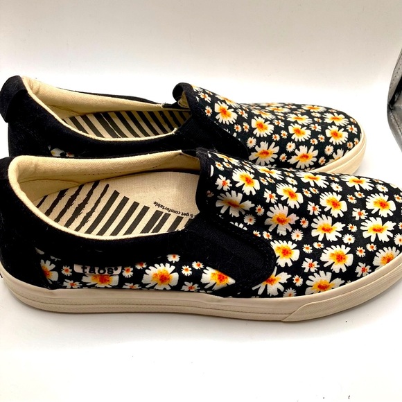 Taos Black Daisy Floral Slip-On Sneakers womens size 9 - Picture 3 of 8